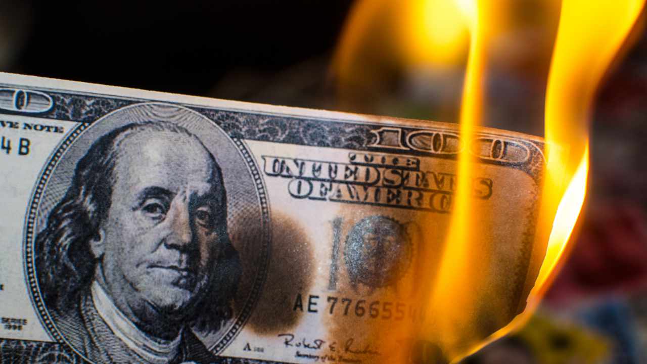 US Dollar Under Pressure as BIS Warns of Global Financial Instability